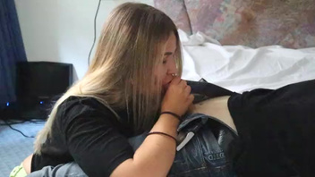 Русская молодая жена нежно сосет член мужа