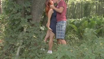 Русский секс в лесу с рыжей подругой в очках на природе