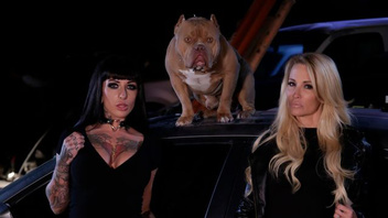 Две готичные лесбиянки трахаются на черном покрывале и нализывают влажные киски своей партнерши