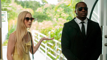 Развратная сука трахается со своим охранником и получает кайф от его большого твердого черного члена