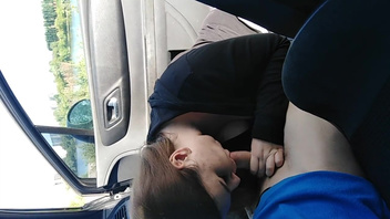 Русский парень трахнул жопастую кралю в машине раком на природе