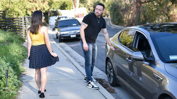 Мужик крутит член внутри своей любовницы как хочет и трахает ее в разных позах на диване