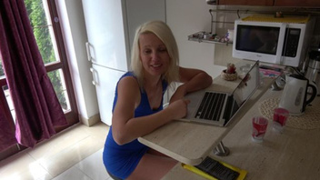 Грудастая блондинка дает в милую киску перед уходом на работу