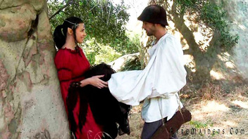 Разгоряченная эльфийка впервые встретила человека и решила попробовать его большой и толстый пенис на вкус