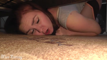 Русская подружка застряла под кроватью и была оттрахана во влажную киску