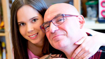 Отчим показывает своей молодой падчерице как правильно трахаться с парнями получая при этом удовольствие