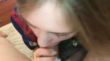 Молодая футбольная фанатка сосет член и трахается по-собачьи