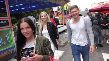 Небольшая оргия на которую подписались молодые девушки за деньги