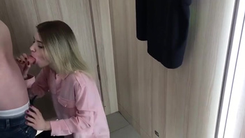 Русская   блондинка стоя на   коленях ублажает стоячий хер своего парня