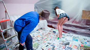 Молоденькая девушка с бритой пиздой трахается со своим стареньким другом