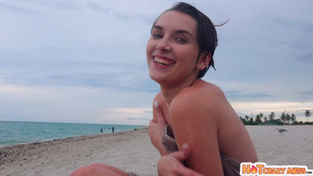 Парень подципил молодую девушку на пляже и выебал ее у себя в номере