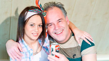 Жаркий горячий секс молоденькой сучки со старым мужиком