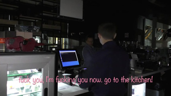 Русский хозяин за недостачу трахнул барменшу в зад раком на кухне