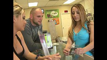 Эта молодая милашка трахается за деньги