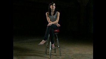 Публичная ебля со связанной брюнеткой