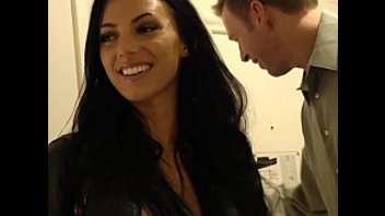 Симпатичная брюнетка зашла к приятелю попрыгать на его члене