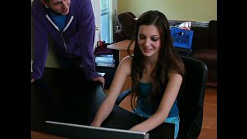 Молодая длинноволосая деваха шпилится на кровати