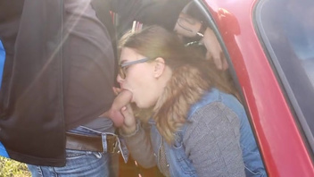 Русская пышка отсосала большой член возле трассы и приняла всё на лицо