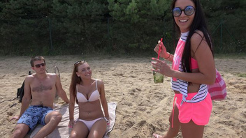 Парочки на природе развлекаются как могут устроили оргию по дороге на отдых со своими красотками