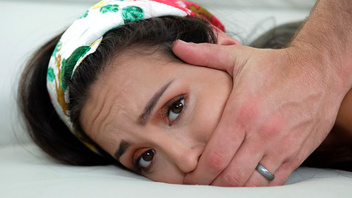 Соблазнительная домохозяйка разделась и начала трахаться за деньги со своим хозяином