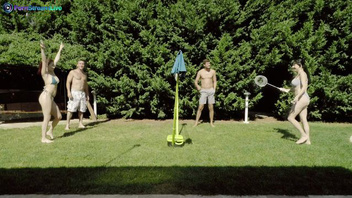 Игра в теннис плавно перешла в игры парочек поинтереснее