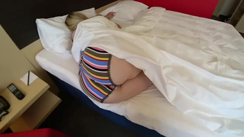 Русский парень трахнул блондинку с большой попой разбудив её