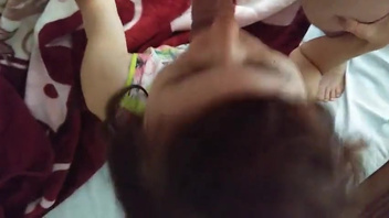 Русский   парень  после отсоса кончил в рот худенькой студентке