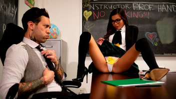 Сексапильная азиаточка в очках совратила молодого татуированного препода