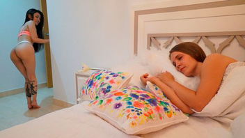 Парень подсматривал за мастурбацией брюнетки и решил заняться с ней сексом