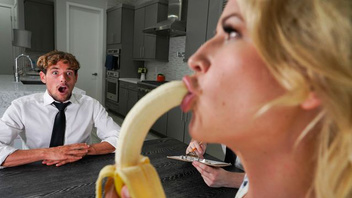 Страстная блондинка соскучилась по мужскому члену и соблазнила своего друга