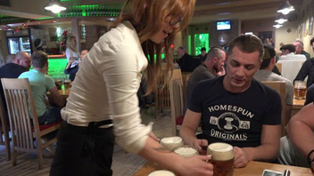 Двое парней развели аппетитную светловолосую барменшу на минет за барной стойкой