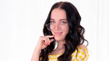 Молодая девушка пробует свой первый анальный секс в жизни и ей нравится