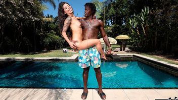 Юная татуированная брюнетка получила порцию огромного черного члена у бассейна