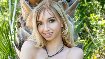 Необузданная блондиночка позирует перед камерой и раздевается догола