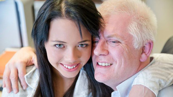 Юная брюнетка совратила своего начальника и удовлетворила его по полной