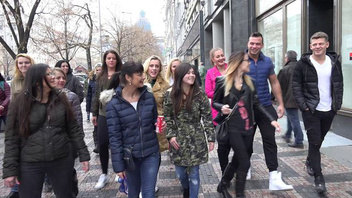 Толпа ненасытных красоток охотятся на улице на согласных на оргию мужчин