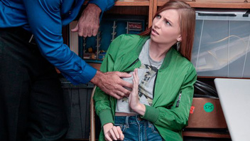 Начальник принудил к жесткому сексу свою новую сексуальную сотрудницу