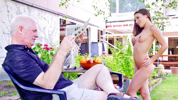 Молодая горячая брюнетка соблазнила старика и заставила вспомнить молодость