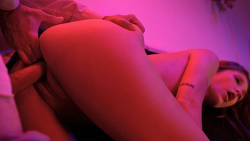 Молодой мужчина любит доминировать и жестко трахаться с юными красотками