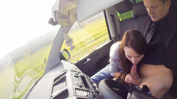 Горячая чешская красотка получила горячий жесткий секс в автомобиле