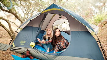 Две подруги отправились в поход и занялись лесбийским сексом на природе