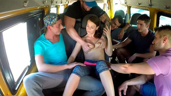 Сексапильная брюнетка удовлетворила сразу пятерых парней в машине