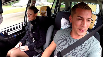 Голодная страстная брюнетка жадно набросилась на водителя такси