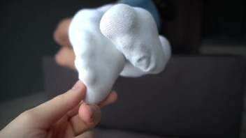 Русская  красивая брюнетка дрочит  ножками в белых носочках