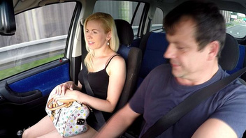 Зрелая ненасытная блондинка расплатилась своей попкой за долгую поездку