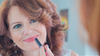 Зрелая страстная брюнетка набросилась на молодого парня с большим членом