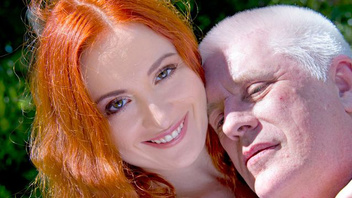 Молоденькая рыжеволосая красотка ублажает ненасытного седого старика