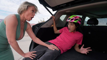 Ненасытная зрелка соблазнила молодого парня и как следует с ним развлеклась