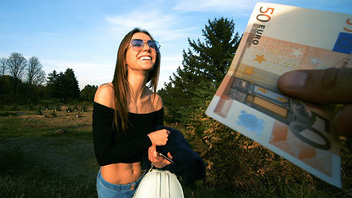 Горячая красотка сосет член незнакомца за деньги в общественном месте