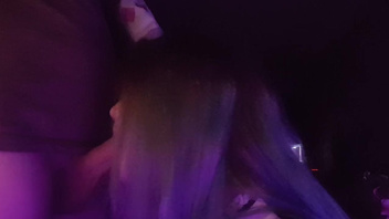 Русская  красотка  нежно  сосет член приятеля